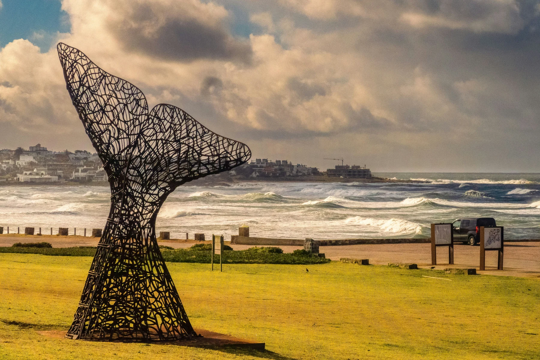 Escultura junto a Playa Brava y el océano Atlántico