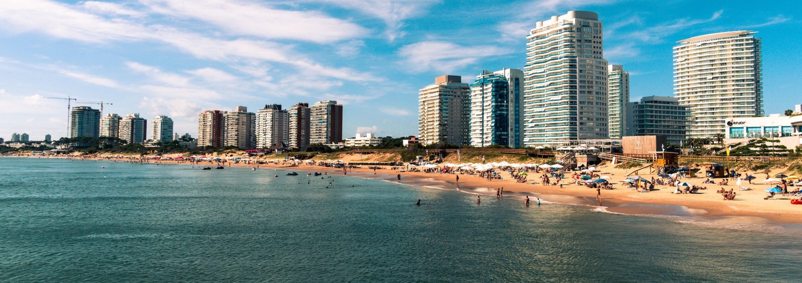 Vista panorámica de Playa Mansa y su entorno urbano